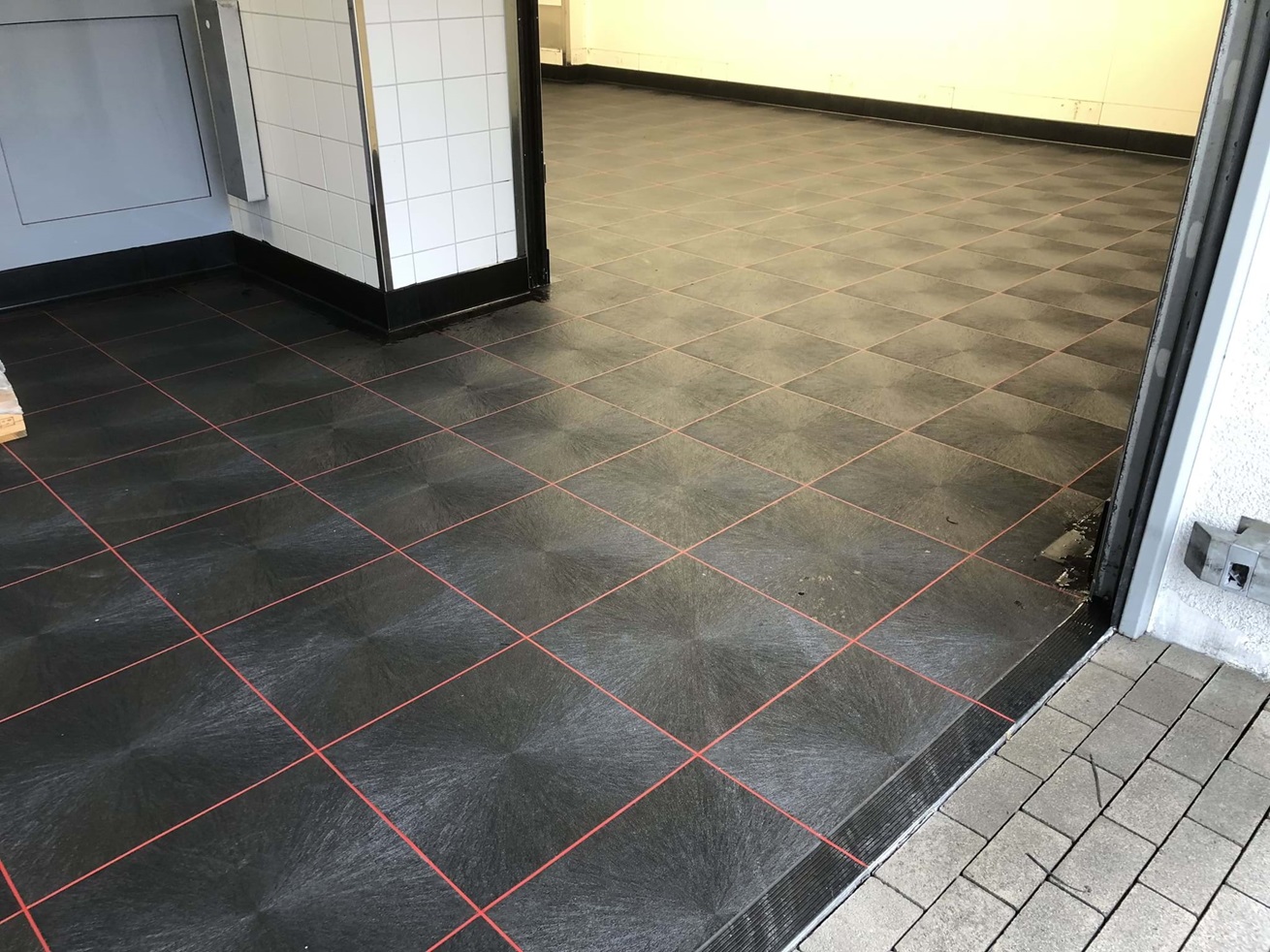 Großküchenboden ohne Betriebsausfall sanieren mit Industrieboden aus PVC